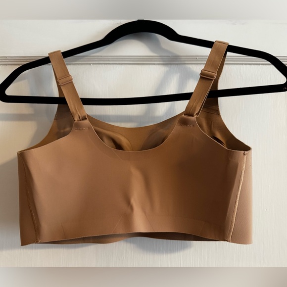 Evelyn and Bobbie Structured Scoop Bra in Mica (M) - Picture 4 of 8